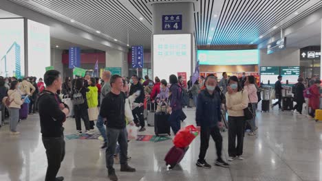 Turistas-Reunidos-En-La-Sala-De-Llegadas-De-Una-Estación-De-Tren-En-China.