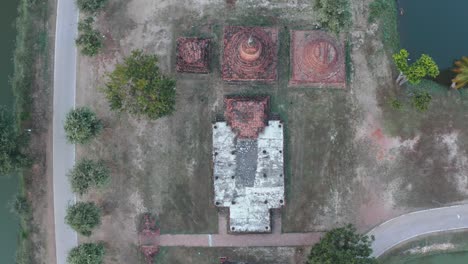 Luftaufnahme-Von-Oben-Nach-Unten-Auf-Asiatische-Tempel-Des-Historischen-Parks-Sukhothai-Ohne-Menschen,-Thailand