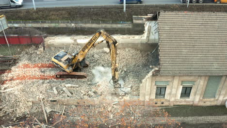 Máquina-De-Demolición-Demoliendo-Un-Edificio-Deteriorado-Hasta-Convertirlo-En-Escombros,-República-Checa