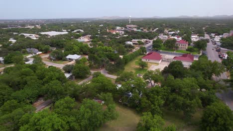 Video-De-Drones-De-Johnson-City,-Texas,-Ubicado-En-Hill-Country.