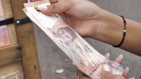 Eine-Kundin-Handhabt-Bargeld-In-Ihren-Händen-Mit-Nagellack-Und-Zählt-Rupiah,-Indonesische-Rupiah,-Währung-Indonesiens