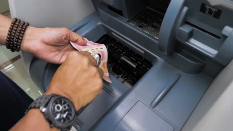 Nahaufnahme-Eines-Geldautomaten,-Diese-Person-Erhält-Bargeld-In-Rupiah-Vom-Geldautomaten,-Indonesische-Banknoten-In-Rupiah,-Der-Lokalen-Indonesischen-Währung,-Aufgenommen-In-Zeitlupe