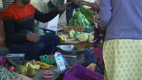 Indischer-Straßengemüseverkäufer-Hält-Paytm-UPI-QR-Code-Scanner-Für-Kontaktloses-Bezahlen-Und-Digitale-Zahlungen