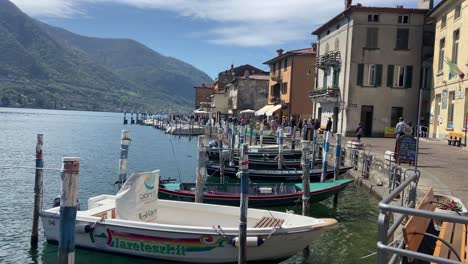 Ein-Schwenk-Nach-Rechts-Zeigt-Das-Leben-Im-Italienischen-Dorf-Monte-Isoal-Und-Seine-Boote