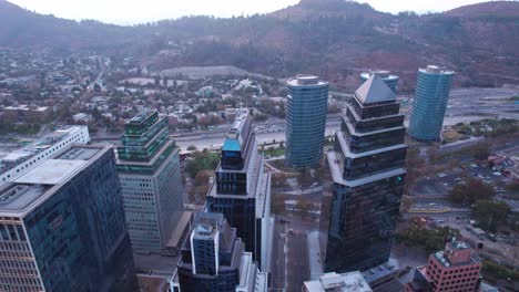 Langsame-Dolly-Luftaufnahme-Zur-Errichtung-Des-Finanzviertels-In-Santiago
