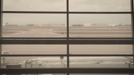 Time-lapse:-Airplane-Traffic-on-runway-at-Dallas-Airport-during-grey-sky---Aircraft-arriving-gate