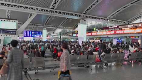 Guangzhou-Südbahnhof-Für-Hochgeschwindigkeitszug-Abfahrtshalle-Voller-Passagiere