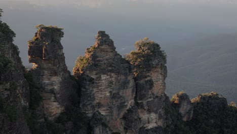 Close-view-of-the-Blue-Mountains-from-Echo-Point-at-sunrise,-New-South-Wales,-Australia