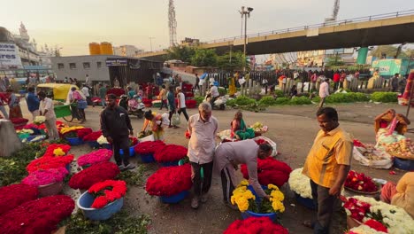 Una-Toma-Que-Captura-Las-Concurridas-Calles-Cercanas-Al-Mercado-De-Flores-Donde-Ocurre-Toda-La-Acción-En-Bangalore