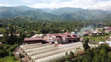 Kisinga-Kaffeestation,-Fabrik-Im-Ruwenzori-Gebirge-In-Uganda---Luftdrohne