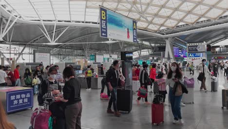 Passagiere-Mit-Gepäck-Bewegen-Sich-In-Der-Abflughalle-Des-Südbahnhofs-Von-Guangzhou
