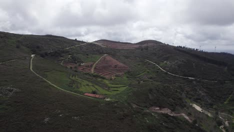 Luftaufnahme,-Die-Die-Landwirtschaftlichen-Terrassen-Von-Monchique-Und-Die-Unberührten,-üppigen-Portugiesischen-Ackerlandhänge-Umkreist
