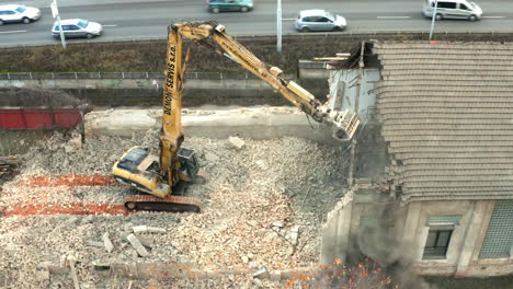 Máquina-De-Demolición-Con-Brazo-Hidráulico-Destruyendo-Casa-Junto-A-La-Autopista