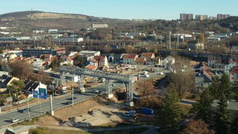 Tráfico-En-La-Gran-Carretera-De-La-Ciudad-De-Brno-En-La-Zona-Industrial-Suburbana,-República-Checa