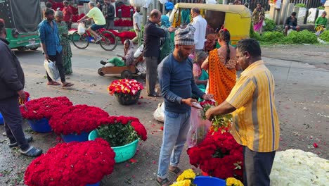 Straßenhändler-Verkaufen-Blumen-Auf-Dem-Belebten-Blumenmarkt-In-Bangalore
