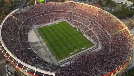 Vista-Aérea-Del-Monumental-Estadio-De-Fútbol-De-Buenos-Aires-En-Argentina-Durante-Un-Partido-De-Liga-Profesional