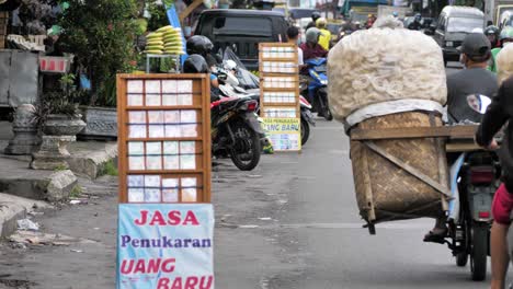 Cambio-De-Rupias-De-Dinero-Indonesio-Al-Costado-De-La-Carretera-En-Pandaan-Indonesia