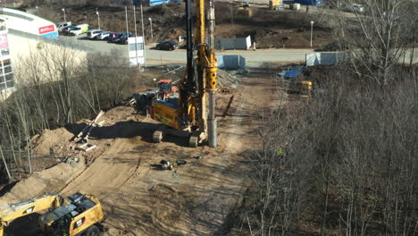 Bohrmaschinenbagger-Gräbt-Im-Boden-Auf-Der-Baustelle