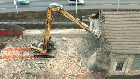 Máquina-De-Demolición-De-Brazo-Hidráulico-Desmantelando-El-Edificio-Junto-A-La-Autopista