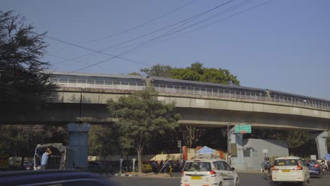 Bengaluru-traffic-with-the-view-of-MG-road-metro-crossing-through-the-station,-India