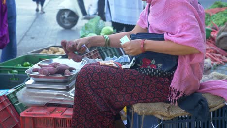 Indischer-Straßengemüseverkäufer-Und--käufer-Tauschen-Während-Einer-Transaktion-Geld,-Bargeld-Und-Währung-Auf-Dem-Markt-Aus