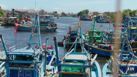 Toma-De-Seguimiento-De-Pescadores-Atracando-Un-Barco-En-El-Puerto-De-Mui-Ne,-Vietnam