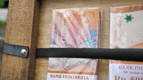 Indonesian-money-Rupiah-exchange,-banknotes-on-display