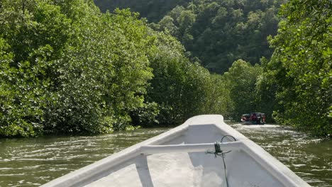 Touristenboote,-Die-Entlang-Eines-Flusses-Im-Kelim-Geoforest-Park-In-Lankawi,-Malaysia,-Unterwegs-Sind