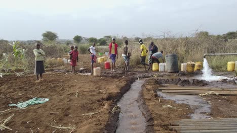 Los-Niños-Masai-Juegan-Mientras-Recogen-Agua-Potable-De-Un-Pozo-En-Una-Plantación-En-Kenia