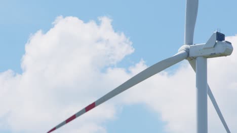 Nahaufnahme-Rotierender-Rotorblätter-Und-Flügel-Einer-Großen-Windkraftanlage,-Die-Saubere-Energie-Produziert