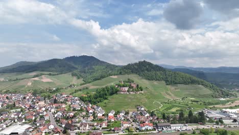 Drohnenflug-Mit-Burg-Deutschland-Schwarzwald