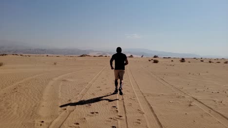 Corriendo-Por-El-Desierto-En-Slomo