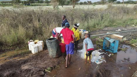 Niños-Masai-En-África-Recogen-Agua-Potable-En-Jarras-De-Plástico-En-Loitokitok,-Kenia