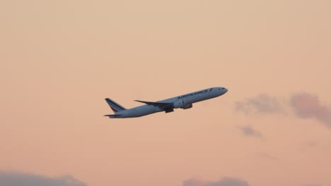 Eine-Boeing-777-Der-Air-France-Steigt-Beim-Start-Vor-Dem-Zartrosa-Himmel-Auf,-Kamerafahrt