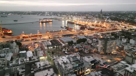 Luftaufnahme-Des-Kommerziellen-Frachtschiffs-Im-Hafen-Von-Montevideo,-Uruguay,-Nachts-Beleuchtet