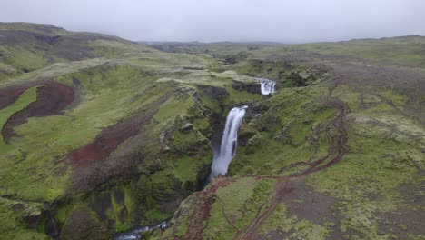 Luftaufnahme-über-Dem-Berühmten-Naturdenkmal-Und-Touristenattraktion-Der-Skogafoss-Wasserfälle-In-Island
