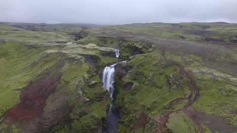Luftaufnahme-über-Dem-Berühmten-Naturdenkmal-Und-Touristenattraktion-Der-Skogafoss-Wasserfälle-In-Island