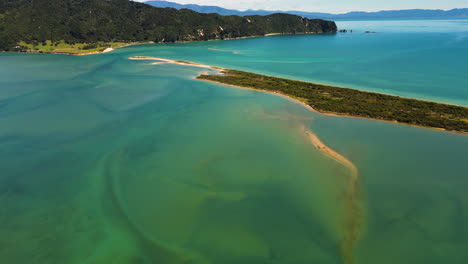 Wainui-Bay,-Atemberaubende-Meeresküstenlandschaft-In-Neuseeland,-Luftaufnahme,-Tag