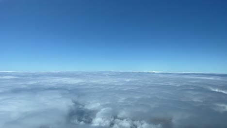Die-Perspektive-Eines-Piloten:-Überfliegen-Einer-Stratuswolkenschicht-Während-Des-Landeanflugs-Zum-Flughafen-Funchal-In-Einem-Stürmischen-Frühlingsmoor