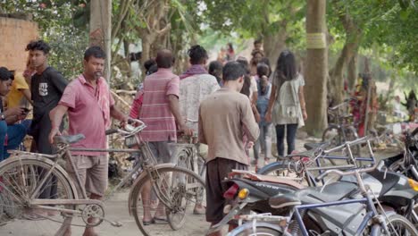 Arme-Inder-Nehmen-Ihre-Fahrräder-Vom-Parken-Zurück-Und-Kehren-Zurück,-Zeitlupe