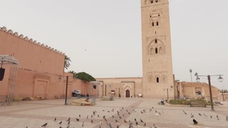 Vista-Panorámica-Hacia-Arriba-Del-Minarete-De-La-Mezquita-Koutoubia-En-Marrakech,-Marruecos