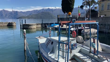 Einige-Kleine-Boote-Liegen-Im-Kleinen-Hafen-Des-Italienischen-Dorfes-Iseo-In-Den-Alpen