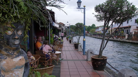 Väter-Machen-Einen-Spaziergang-Am-Malakka-Fluss-In-Malaysia