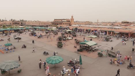 Ruhiger-Tag-Auf-Dem-Marktplatz-Djemaa-El-Fna