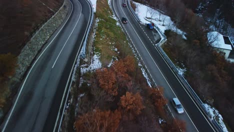 Vehículos-Que-Viajan-Por-Las-Carreteras-Ventosas-Del-Norte-De-Italia-Capturados-Por-Drones
