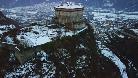 Schloss-Verres-Und-Oberhalb-Der-Stadt-Verres-In-Norditalien,-Aufgenommen-Von-Einer-Drohne