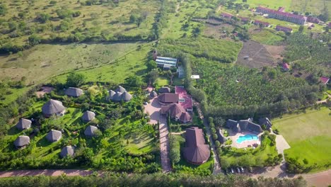 Vista-Panorámica-Sobre-Emburara-Farm-Lodge-En-Uganda---Disparo-De-Drones