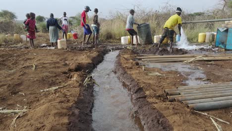 Kinder-In-Afrika-Sammeln-Trinkwasser-In-Plastikkrügen-Und-Transportieren-Es-Ins-Dorf