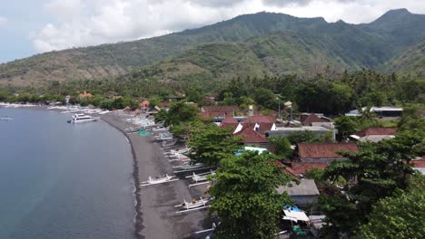 Vista-Aérea-De-Drones-Sobre-La-Costa-Del-Pueblo-De-Amed,-Bali-Indonesia