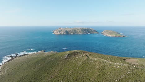 Impresionantes-Vistas-De-Las-Islas-Sisargas-Y-La-Costa-Atlántica-Desde-Malpica-De-Belgantinos-En-Galicia,-España